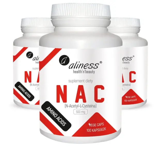 Trzy białe opakowania suplementu diety Aliness NAC (N-Acetyl-L-Cysteina) 500 mg, zawierające cysteinę.