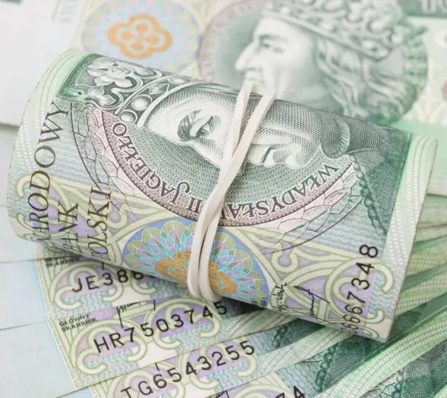 Zwijane banknoty 100 zł, symbolizujące ile procent dochodu na alimenty.