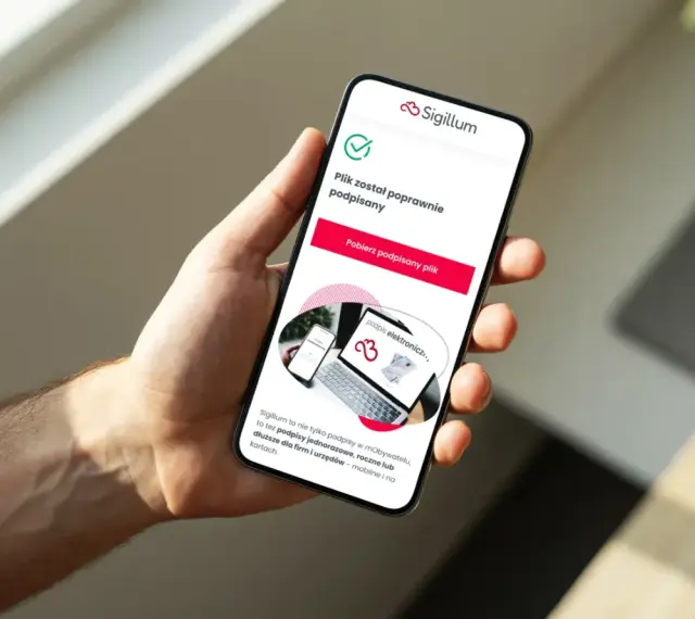 Dłoń trzyma smartfon z potwierdzeniem podpisu elektronicznego. Sigillum oferuje podpisy dla każdego obywatela.