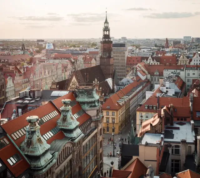 Widok na wrocławski rynek z wieżą ratuszową. Idealne miejsce na weekendowe atrakcje i odkrywanie urokliwych zakątków.
