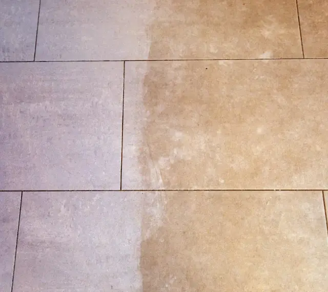 Carrelage clair, d'un côté propre et de l'autre légèrement taché, démontrant la facilité d'entretien de ce carrelage pas salissant.