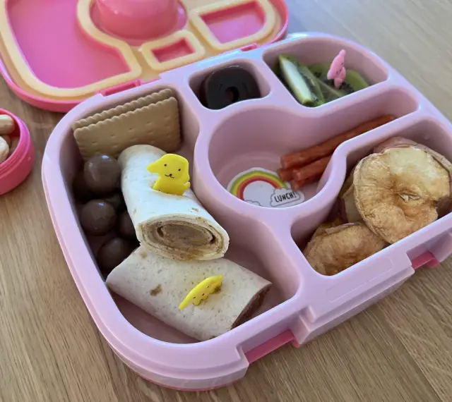 Kolorowe śniadanie dla roczniaka: wrap z żółtym pieskiem, ciasteczka, owoce, orzeszki. Idealne co na śniadanie dla roczniaka!