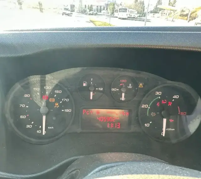Deska rozdzielcza Iveco z licznikiem kilometrów 405902 km. Wskaźniki pokazują niską prędkość i temperaturę.