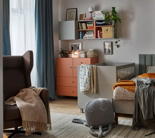 Jak przygotować stylowy kącik dla dzieci który nie psuje estetyki sali? Wygodny fotel, łóżeczko i półki tworzą przytulne miejsce.