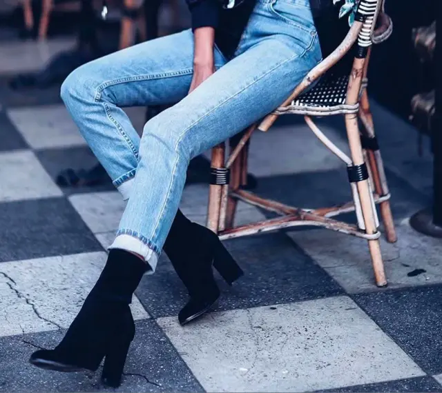 Lässiger Look: Jeans mit hochgekrempeltem Saum und schwarzen Stiefeletten. Perfekt, um Boots mit Jeans zu kombinieren.