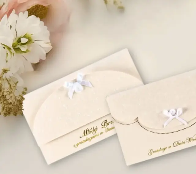 Eleganckie zaproszenia premium: subtelna różnica między drukiem cyfrowym a letterpressem. Kwiaty podkreślają ich wyjątkowość.