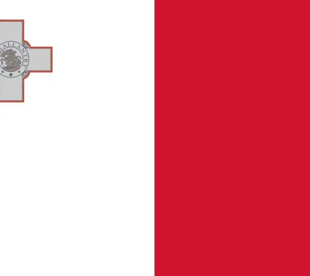 Biało-czerwona flaga Malty z herbem przedstawiającym św. Jerzego walczącego ze smokiem.