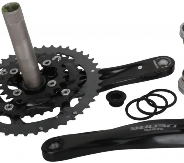 Zestaw rowerowy: korba Shimano Deore, suport i akcesoria. Gotowy do montażu, by napędzał Twoje przygody.
