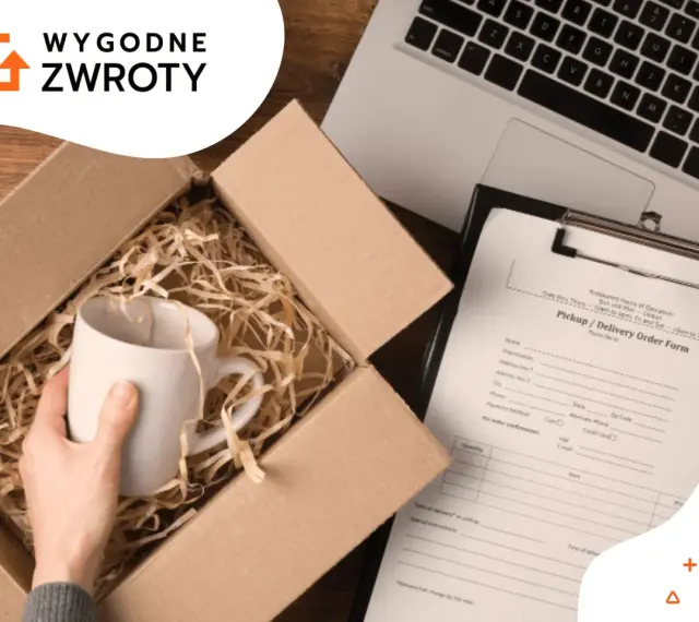 Ręka wkłada kubek do kartonu, obok formularz zamówienia i laptop. To ułatwia tui reklamacje.