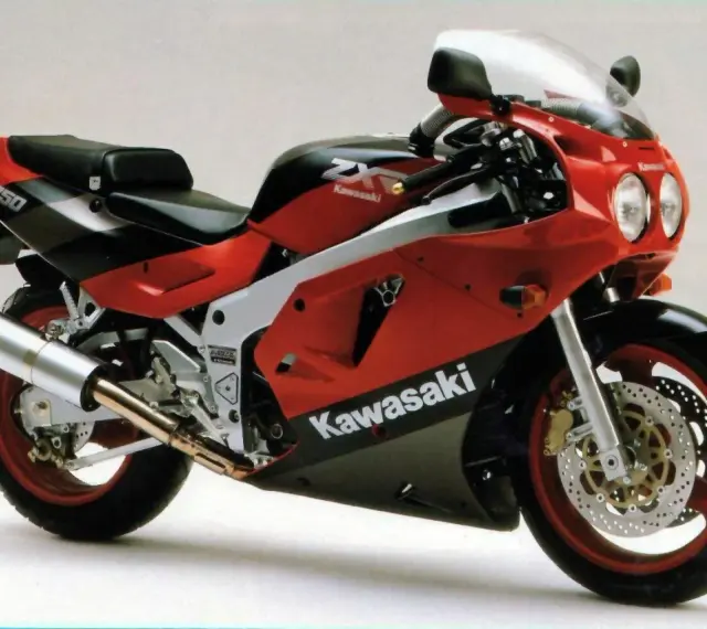 Czerwono-czarny motocykl Kawasaki ZXR 750 z lat 90. z charakterystycznym malowaniem i sportowym wyglądem.