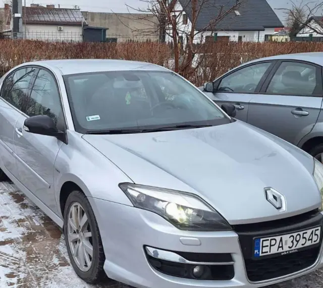 Srebrna laguna 3 2.0 dci na tle zimowego krajobrazu, z widocznym śniegiem na ziemi.
