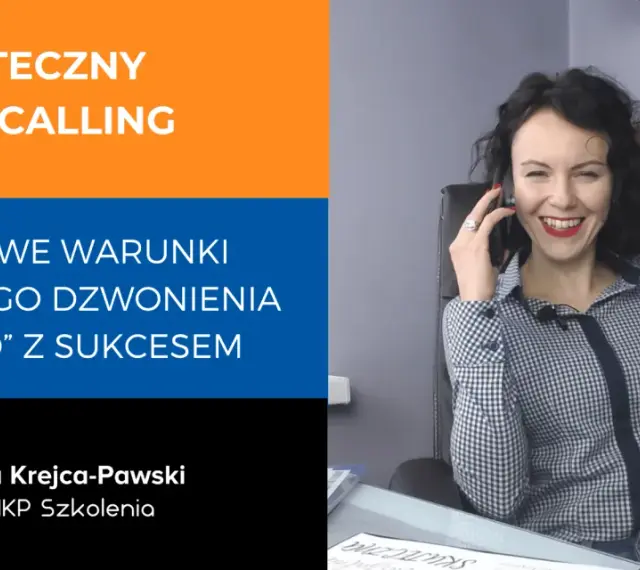 Uśmiechnięta kobieta prowadzi szkolenie ze skutecznego cold calling. Na ekranie hasła: "Skuteczny cold calling", "3 kluczowe warunki regularnego dzwonienia 'na zimno' z sukcesem".