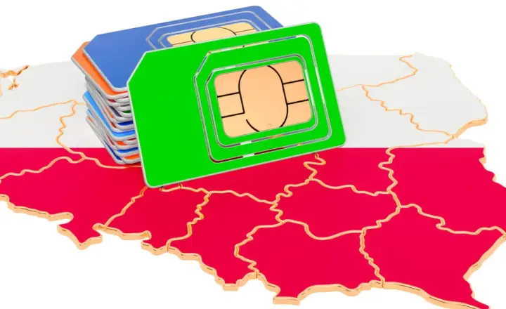 Stos kolorowych kart SIM na tle mapy Polski.