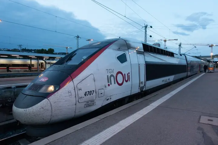 Pociąg TGV INOUI na peronie, z widocznym logo i numerem 4707.