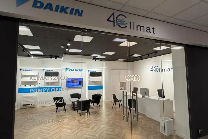 Witryna sklepowa z klimatyzacją Daikin i 4e climat, z ekspozycją urządzeń i meblami.