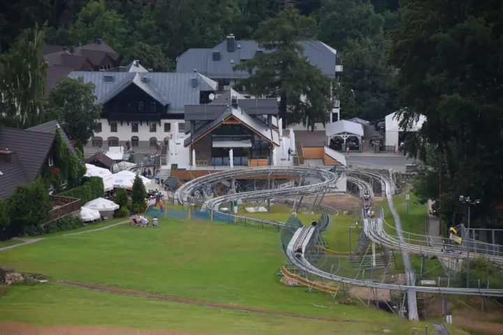 Tor saneczkowy w Karpaczu. Zobacz aktualny cennik i zaplanuj ekscytującą przejażdżkę po krętych torach zjazdowych.
