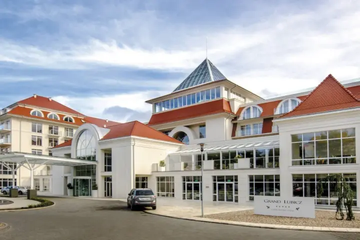 Elegancki hotel Grand Lubicz w Ustce. Sprawdź naszą **grand lubicz promocja** na pobyt!