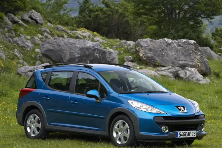 Niebieski Peugeot 207 SW na tle skalistego krajobrazu. Wiele osób szuka peugeot 207 opinie przed zakupem.