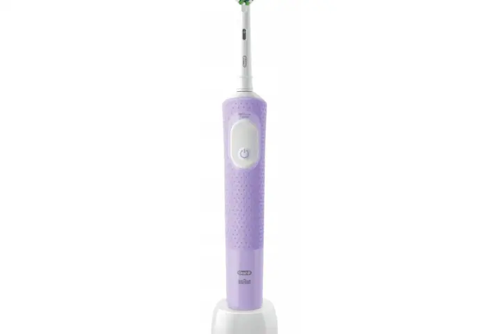 Fioletowa szczoteczka elektryczna Oral-B Pro Vitality z ładowarką. Zapewnia energię i witalność dla Twojego uśmiechu.