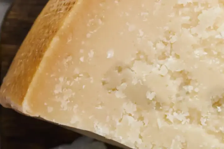 Gdzie można kupić parmezan? Odkryj najlepsze miejsca w Polsce