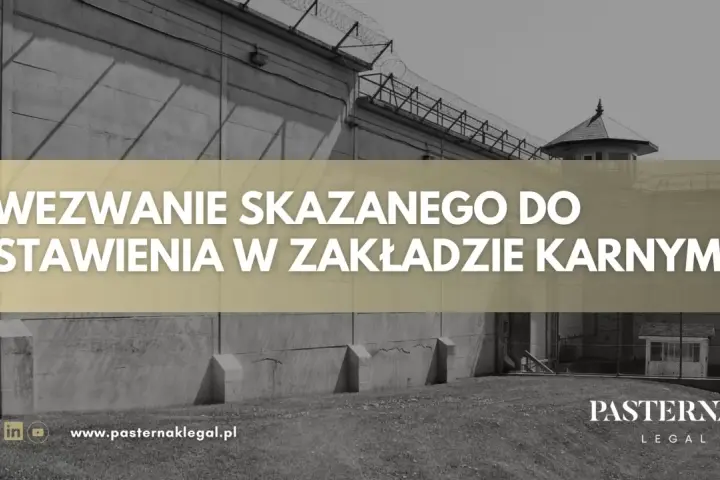 Wezwanie skazanego do stawienia w zakładzie karnym, zgodnie z art. 79 kkw. Widok murów więziennych i wieżyczki strażniczej.