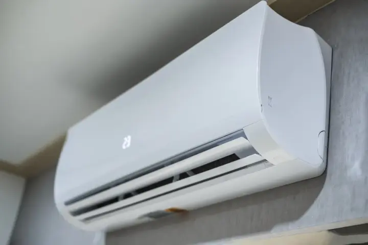 Unità interna di un condizionatore inverter, che mostra la differenza tra condizionatore inverter e pompa di calore.