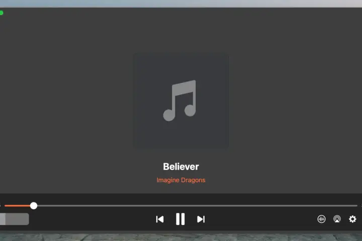 Aplikacja do słuchania muzyki odtwarza "Believer" Imagine Dragons. Widoczny jest pasek postępu i przyciski sterowania.