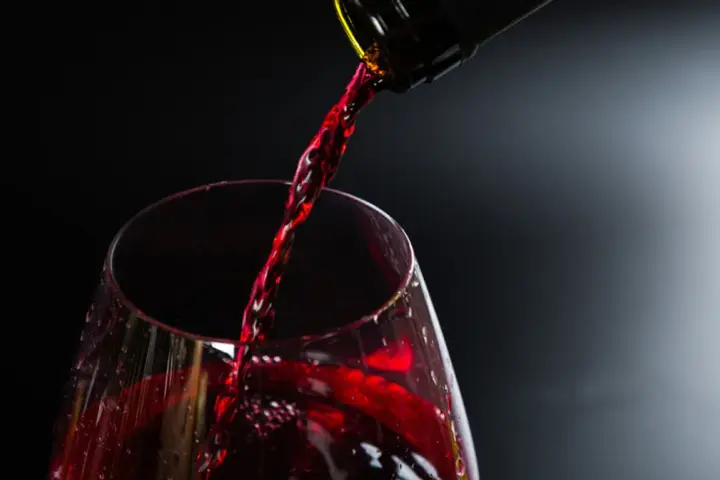 Czerwone wino na okres? Sprawdź, co mówi nauka i lekarze
