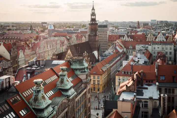 Widok na Wrocławskie kamienice i wieżę ratuszową. Idealne miejsce, by zobaczyć, co Wrocław ma do zaoferowania.