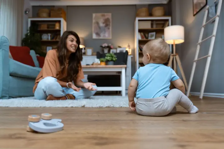 Mama woła dziecko po imieniu, a ono odwraca głowę, gotowe do zabawy.