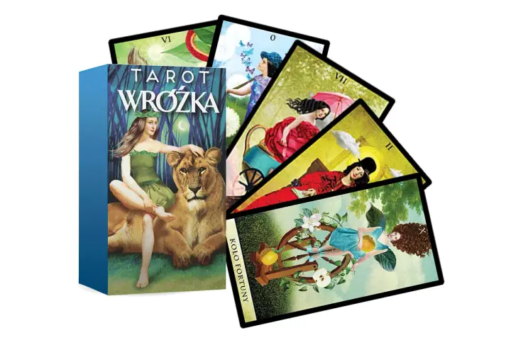 Karty do wróżenia z opisem "Tarot Wróżka" przedstawiają magiczne sceny z kobietą i lwem na okładce oraz różnorodne ilustracje na kartach, w tym Koło Fortuny.
