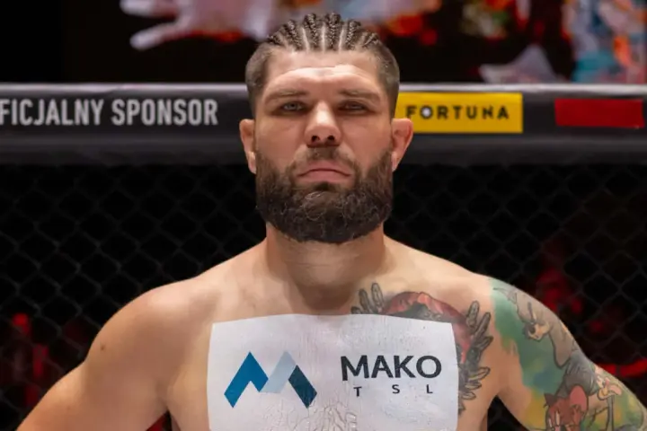 Zacięty wojownik MMA, do złudzenia przypominający Don Diego, z charakterystyczną brodą i warkoczykami, gotowy do walki.