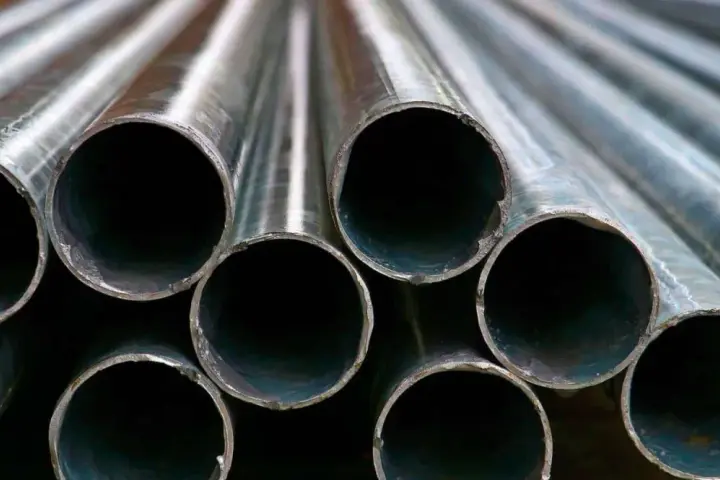 Tubos de acero galvanizado apilados. Aunque el acero galvanizado se oxida, su recubrimiento protector ayuda a prevenir la corrosión.