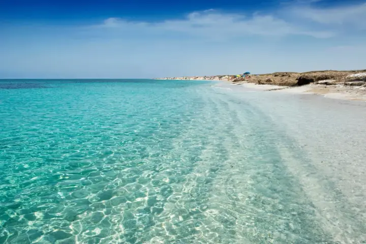 Acque cristalline e sabbia bianca sulle spiagge di Oristano, un paradiso per gli amanti del mare.
