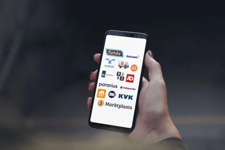 Na ekranie smartfona widoczne są loga popularnych holenderskich serwisów, które pomagają zrozumieć, jaki internet w Holandii jest dostępny i jak z niego korzystać.