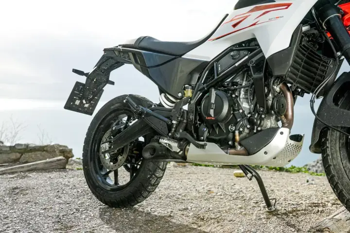 Detalle de la KTM 390 Adventure, lista para la acción. Conoce su ficha técnica y prepárate para la aventura.