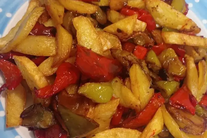Pipi e patate croccanti e colorate, un contorno saporito e invitante.