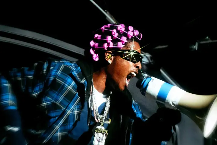 ASAP Rocky z różowymi wałkami na głowie i megafonem zapowiada swój nowy album.