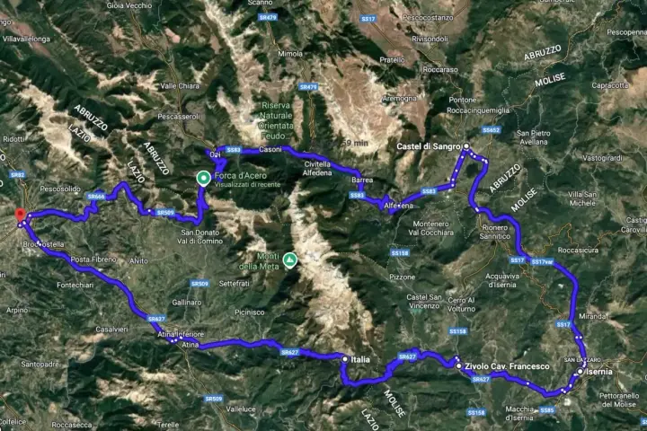 Percorso in auto che include Forca d'Acero, attraversando Abruzzo e Molise, con tappe a Castel di Sangro e Isernia.
