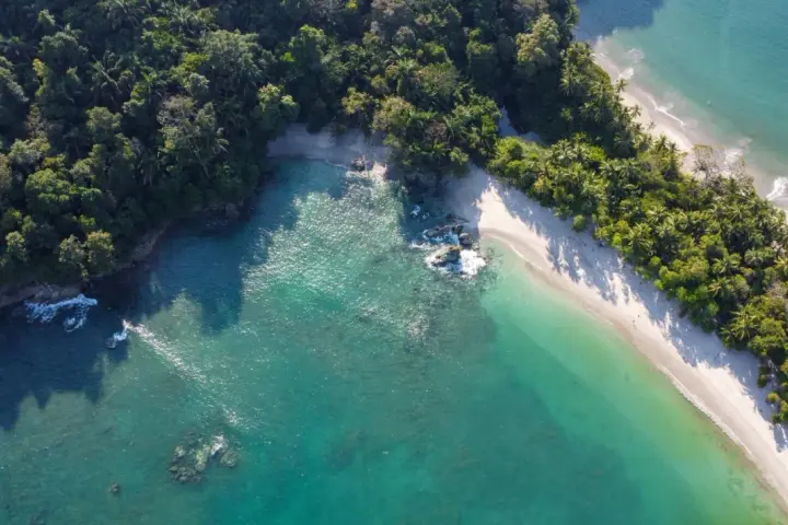 Rajska plaża na Kostaryce, idealne miejsce na wakacje. Turkusowa woda, biały piasek i bujna zieleń.