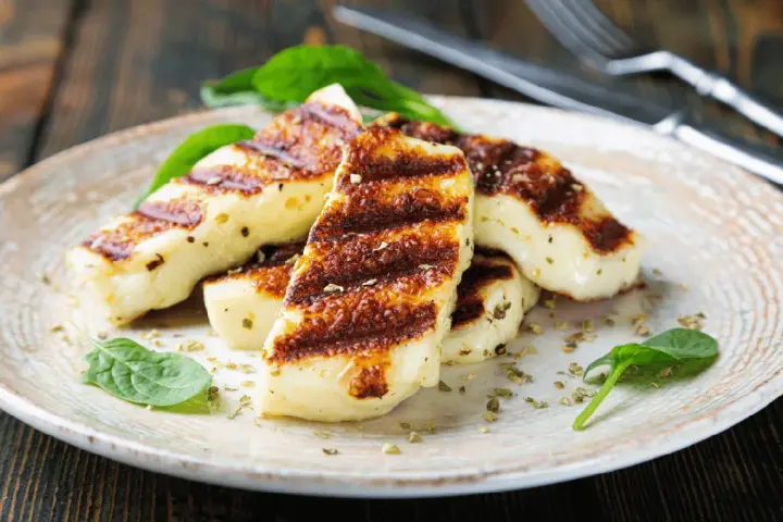 Jak zrobić ser halloumi na grillu, aby był idealnie chrupiący i smaczny