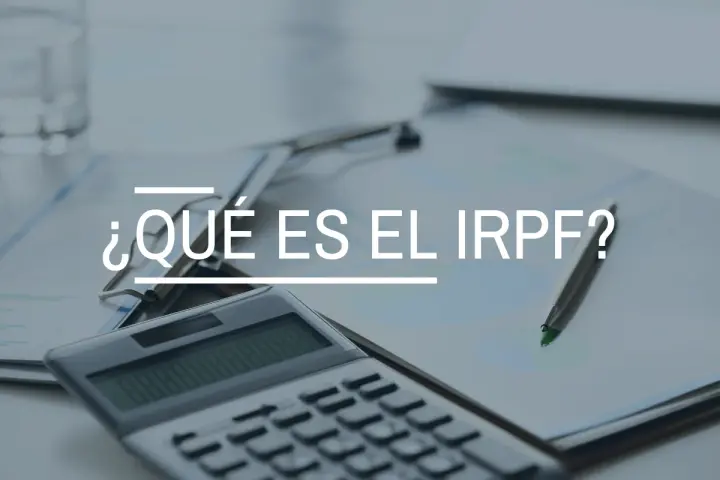 Calculadora y bolígrafo sobre documentos. El texto principal es "¿Qué es el IRPF?", una clave para entender tus finanzas.