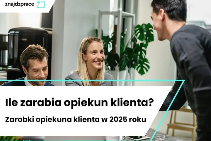 Uśmiechnięta kobieta i mężczyzna rozmawiają przy biurku. Dowiadują się, ile zarabia key account manager w 2025 roku.