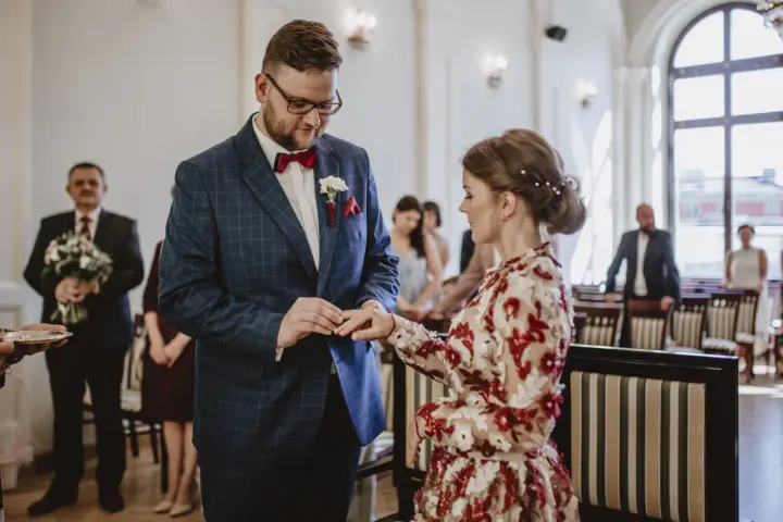 Jakie kolory sukienki do ślubu cywilnego, by wyglądać zjawiskowo?
