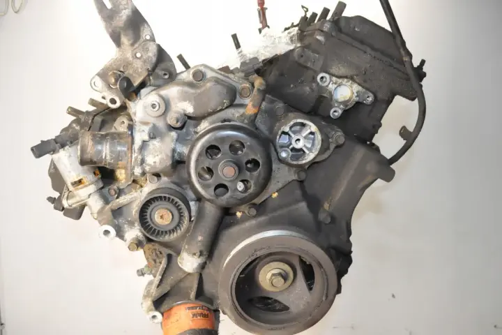Silnik 5.7 Hemi, widoczny z przodu, z widocznymi kołami pasowymi i elementami osprzętu.