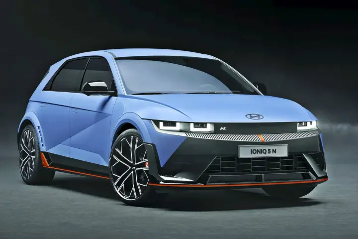 Niebieski Hyundai Ioniq 5 N z pomarańczowymi akcentami i sportowymi felgami.