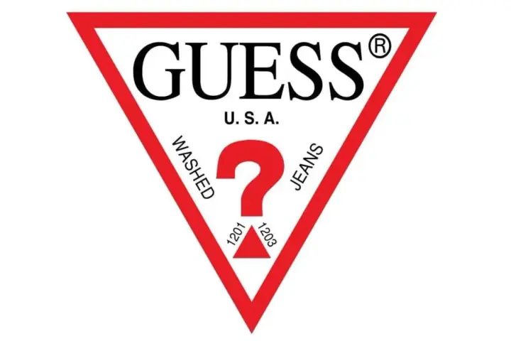 Logo Guess. Czerwony trójkąt z napisem "GUESS U.S.A.", znakiem zapytania i hasłami "WASHED JEANS".