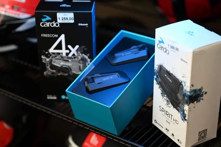 Zestawy interkomów Cardo Freecom 4x i Spirit HD. Dowiedz się, co to jest interkom i jakie ma funkcje.