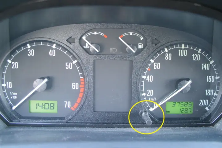 Przycisk do kasowania przeglądu Skoda Octavia 3. Widoczny licznik kilometrów i obrotomierz.