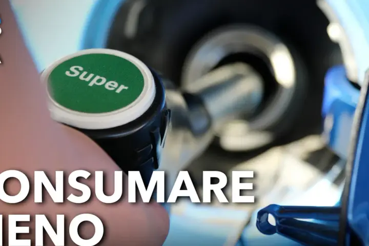 Mano che preme il pulsante "Super" su un erogatore di carburante, suggerendo come la modalità eco cosa significa per un consumo ridotto.